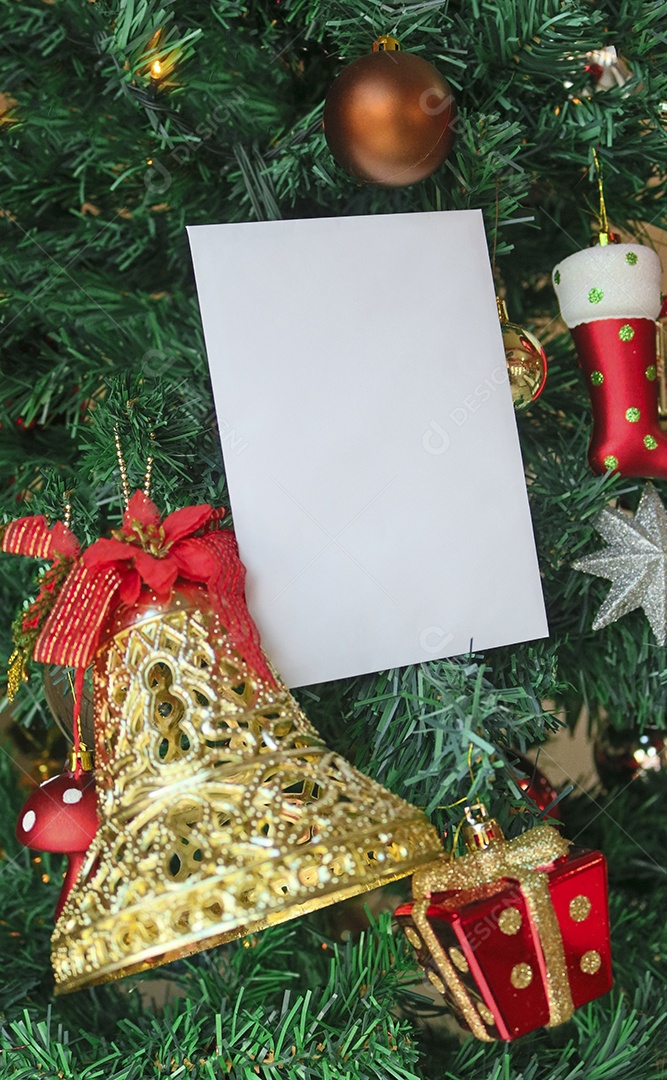 Plano de fundo do modelo de Natal com texto de espaço para carta de convite ou marketing por e-mail de entrada. Cercado por decorações do feriado.