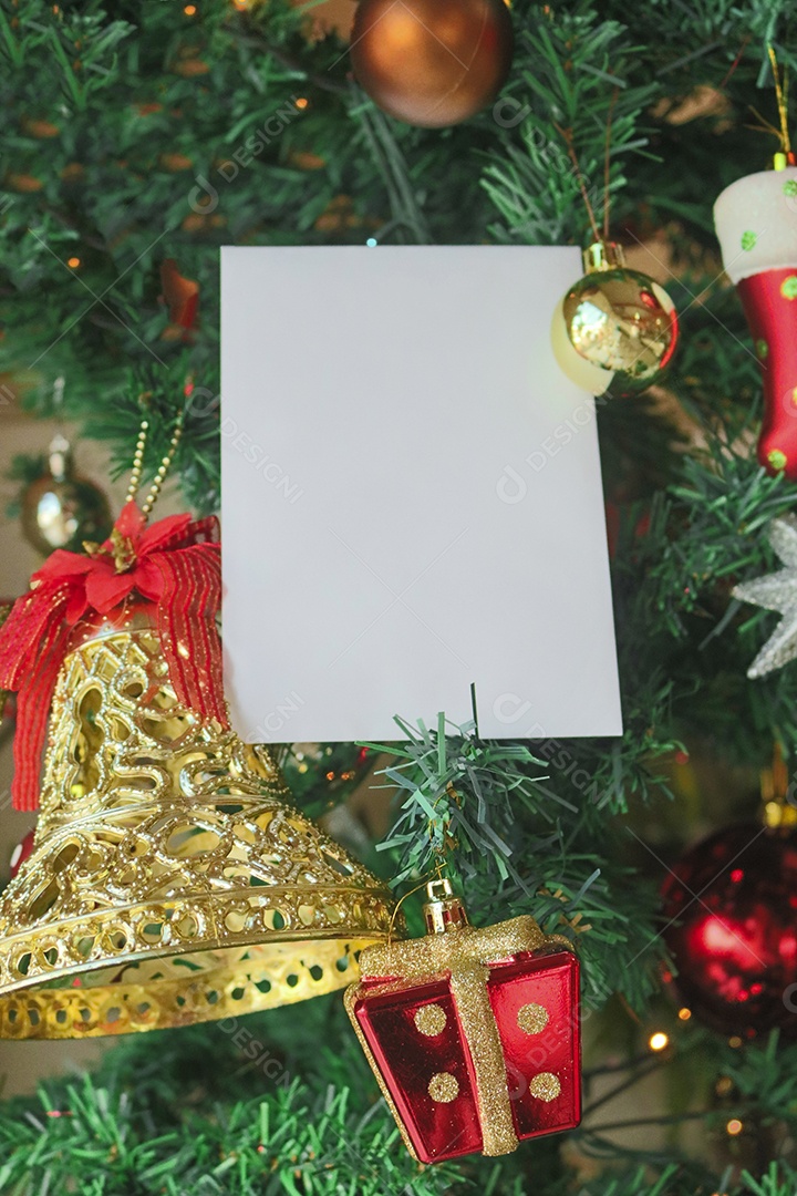 Plano de fundo do modelo de Natal com texto de espaço para carta de convite ou marketing por e-mail de entrada. Cercado por decorações do feriado.