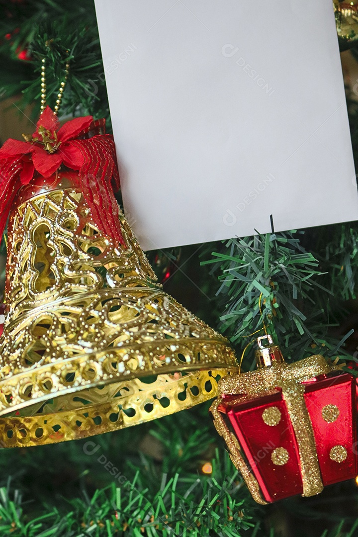 Plano de fundo do modelo de Natal com texto de espaço para carta de convite ou marketing por e-mail de entrada. Cercado por decorações do feriado.