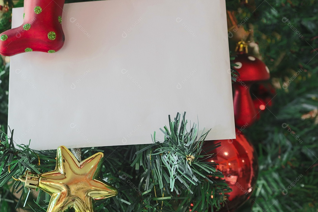 Plano de fundo do modelo de Natal com texto de espaço para carta de convite ou marketing por e-mail de entrada. Cercado por decorações do feriado.