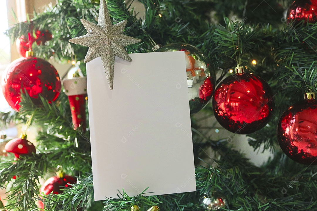 Plano de fundo do modelo de Natal com texto de espaço para carta de convite ou marketing por e-mail de entrada. Cercado por decorações do feriado.