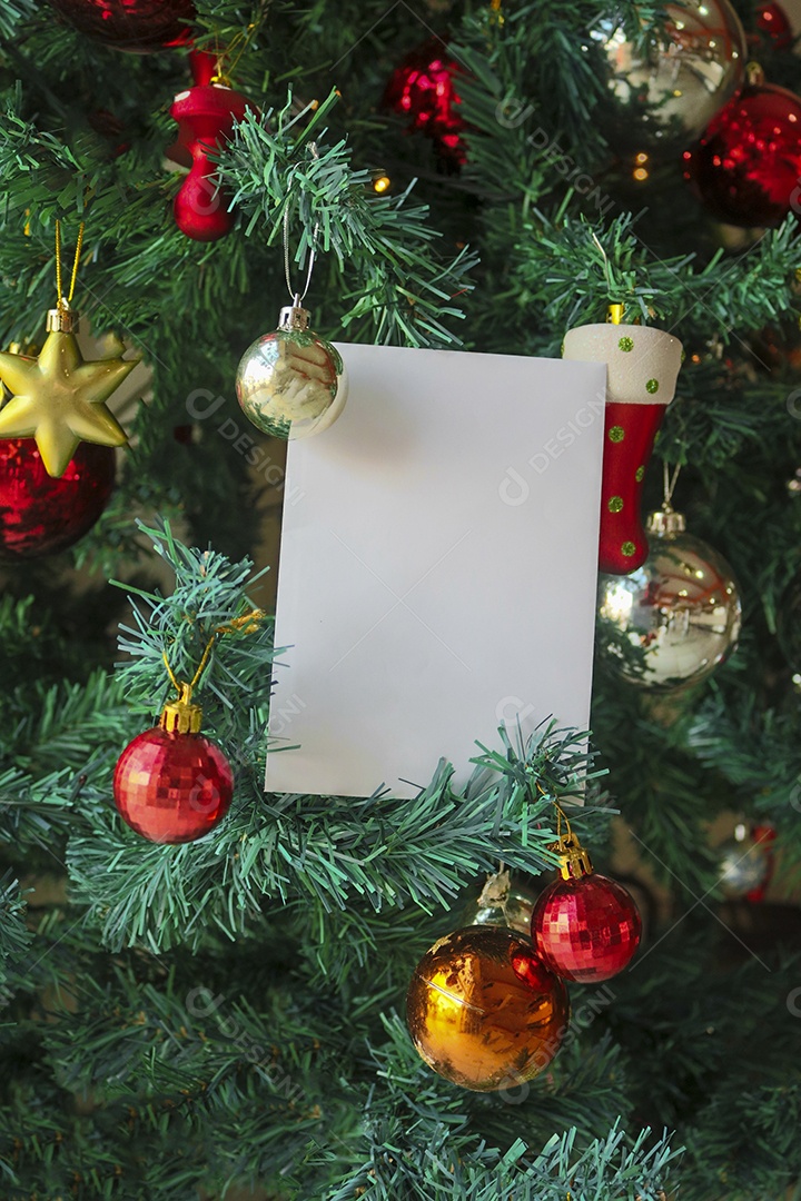 Plano de fundo do modelo de Natal com texto de espaço para carta de convite ou marketing por e-mail de entrada. Cercado por decorações do feriado.