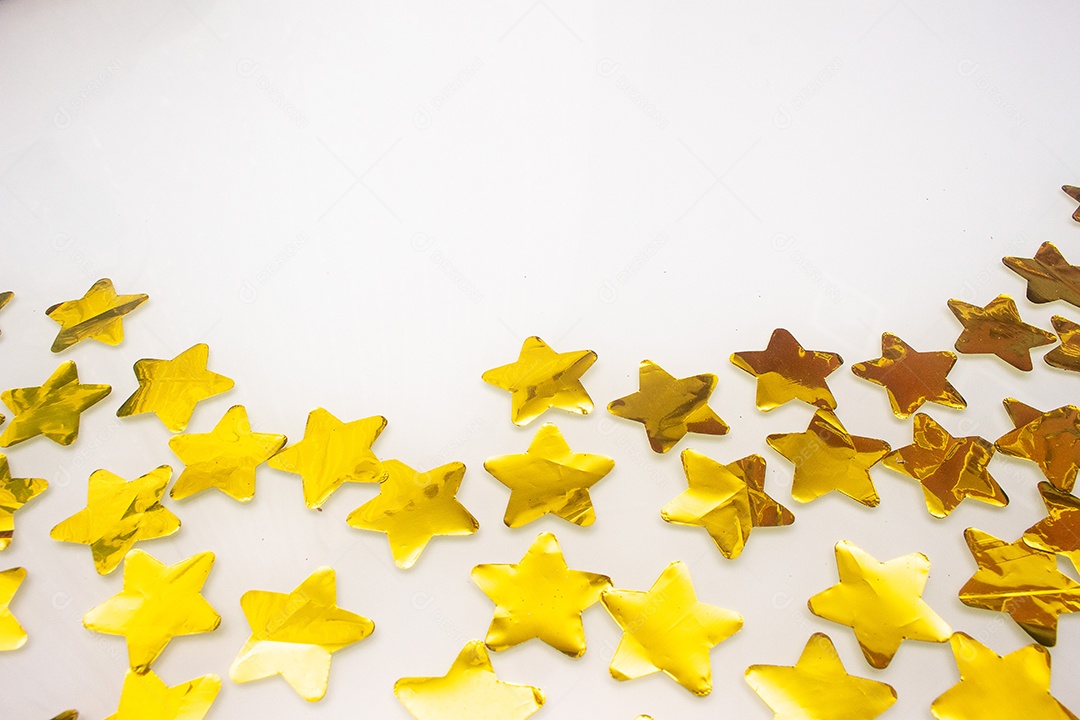 Estrelas douradas sobre um fundo branco - ano novo