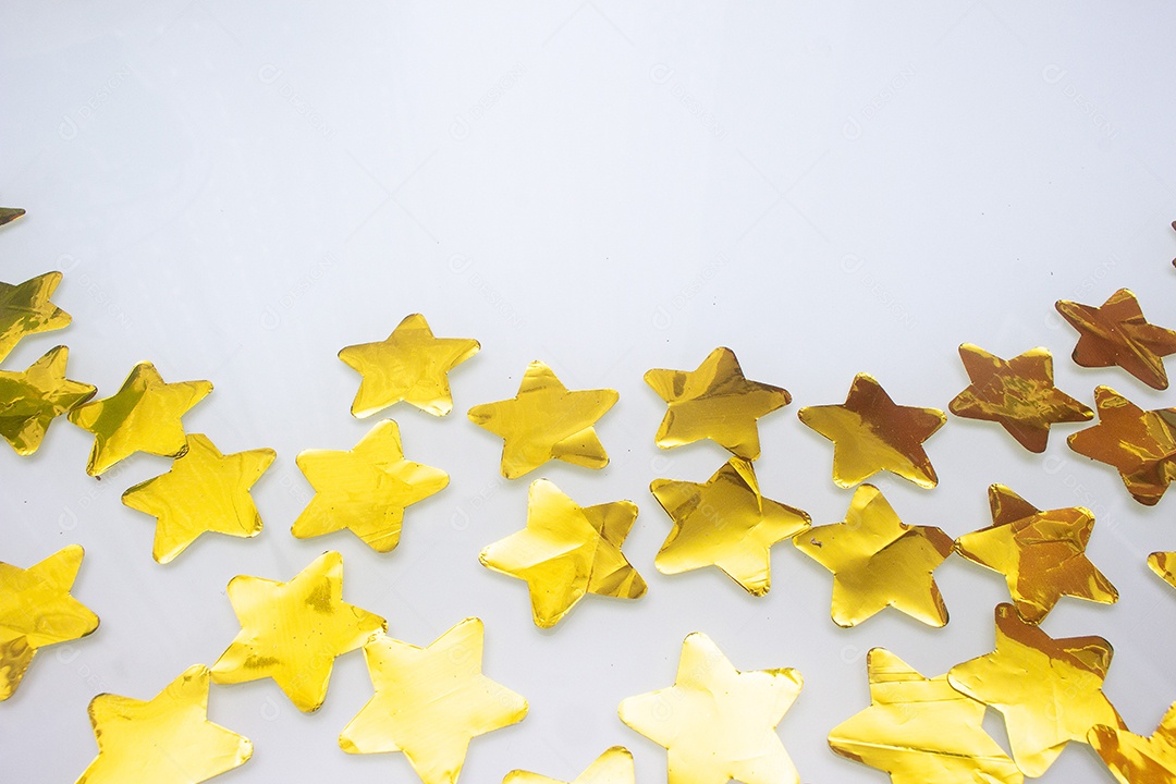 estrelas douradas sobre um fundo branco - ano novo
