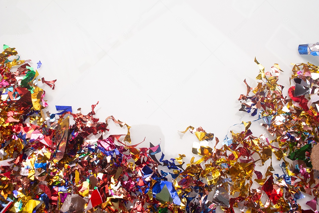 Confete sobre um fundo branco - ano novo