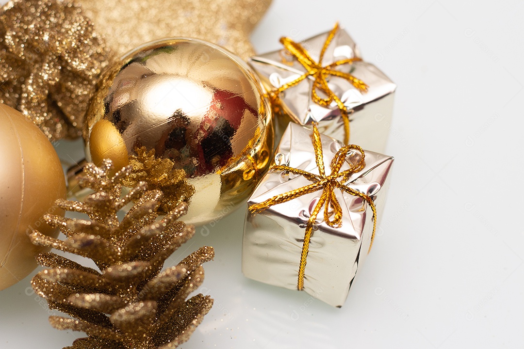 vários enfeites de natal dourados e vermelho sobre fundo branco