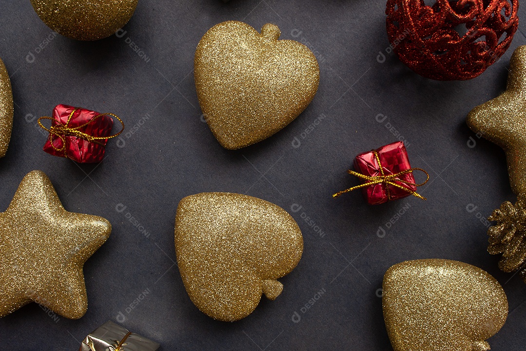 vários enfeites de natal dourados e vermelho sobre fundo preto