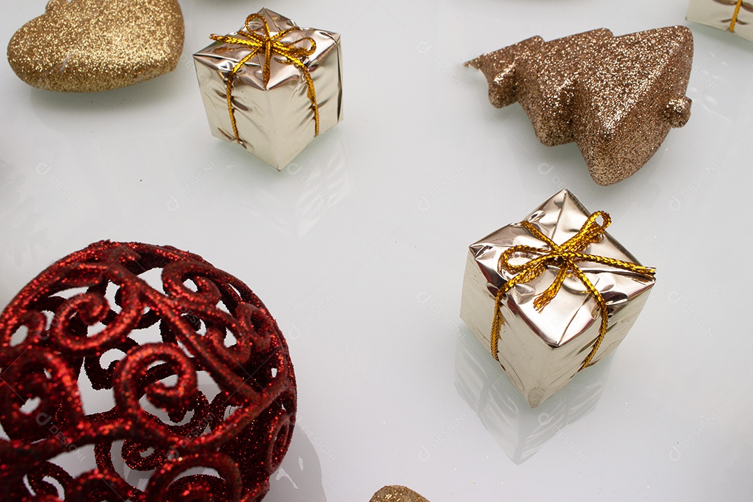 vários enfeites de natal dourados sobre fundo branco