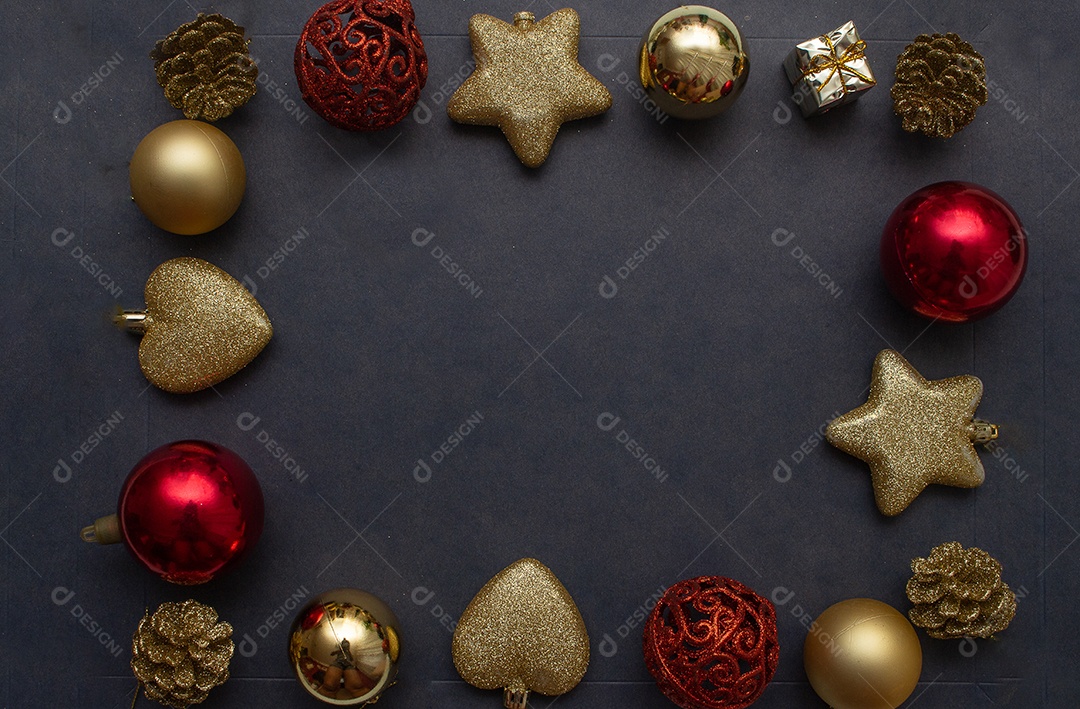 vários enfeites de natal dourados e vermelho em fundo preto