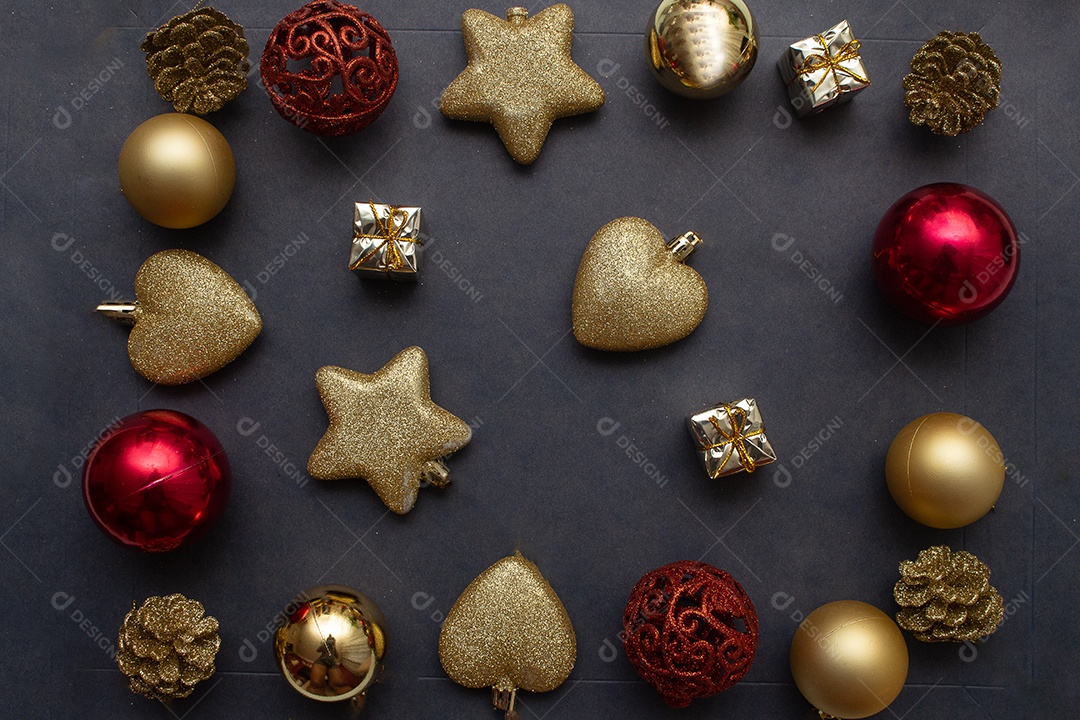 vários enfeites de natal dourados e vermelhas sobre fundo preto