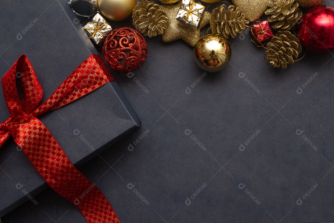 caixa de presente com vários enfeites de natal ao seu redor
