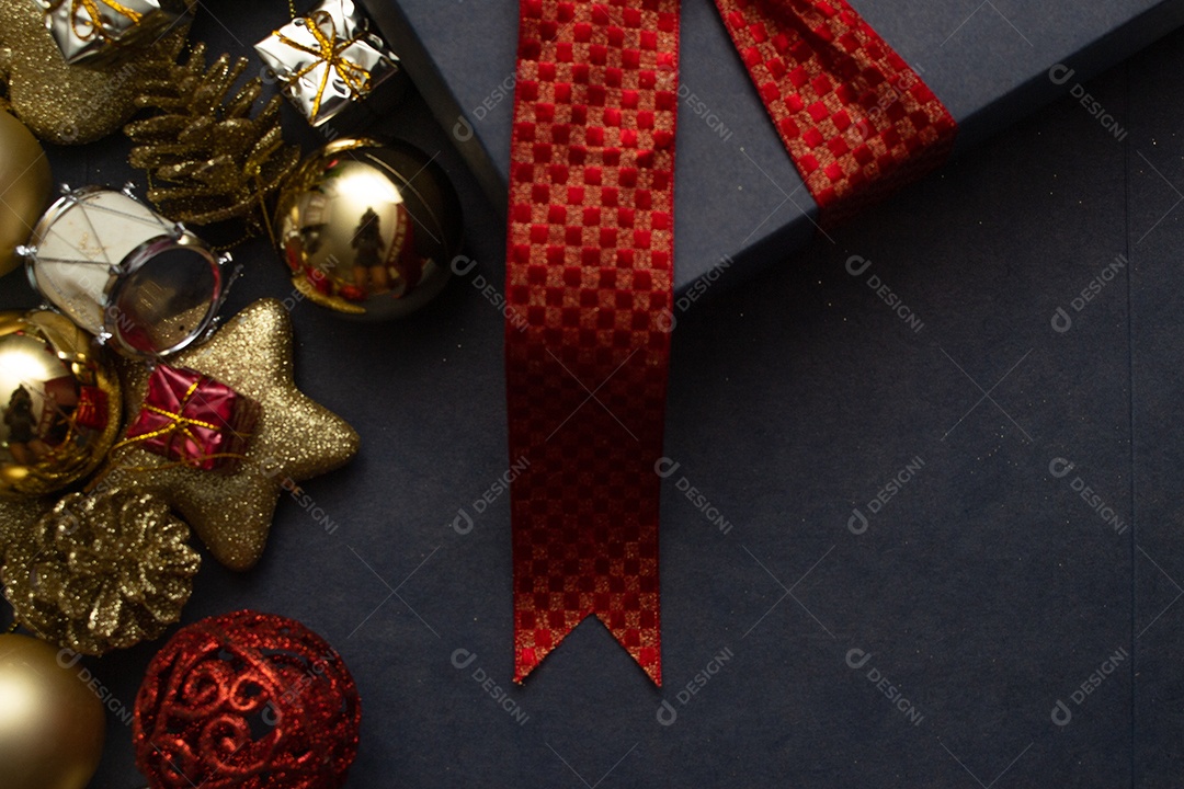 caixa de presente com vários enfeites de natal ao seu redor