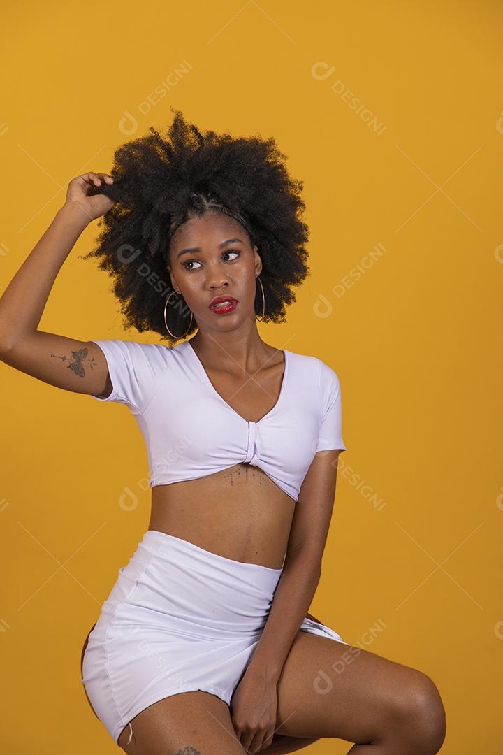 Linda mulher jovem negra cabelo afro cacheado pousando para fotografias