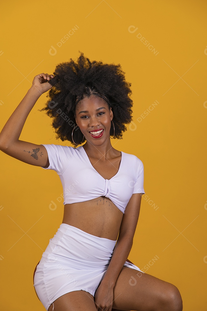 Linda mulher jovem negra cabelo afro cacheado pousando para fotografias