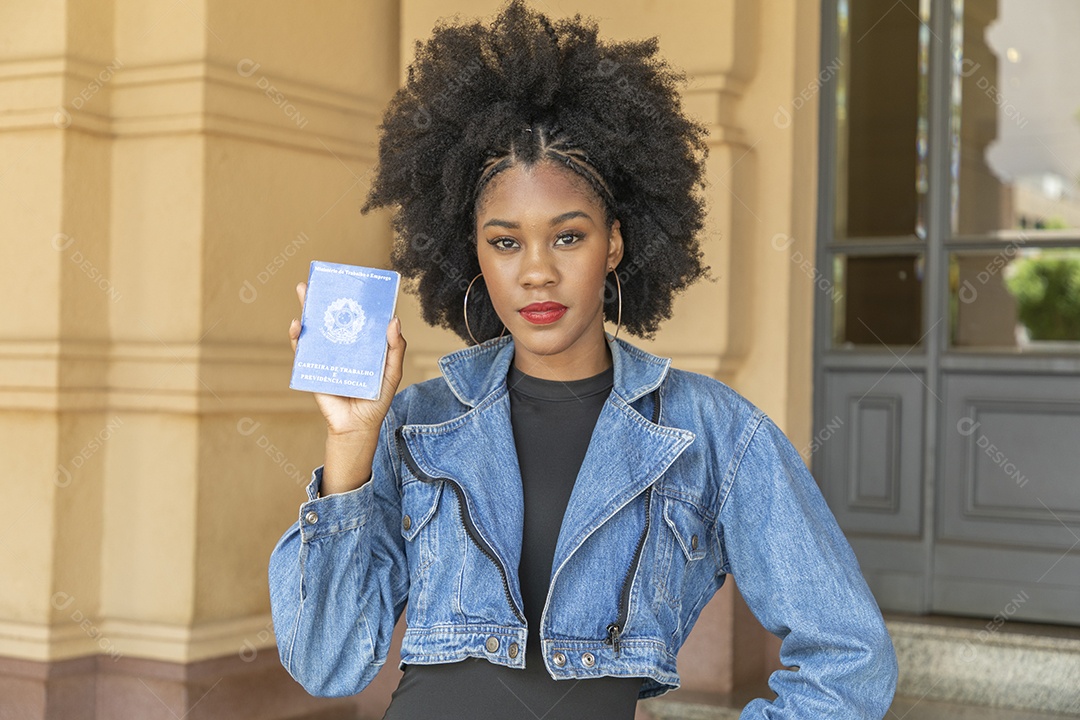 Linda mulher jovem segurando carteira de trabalho