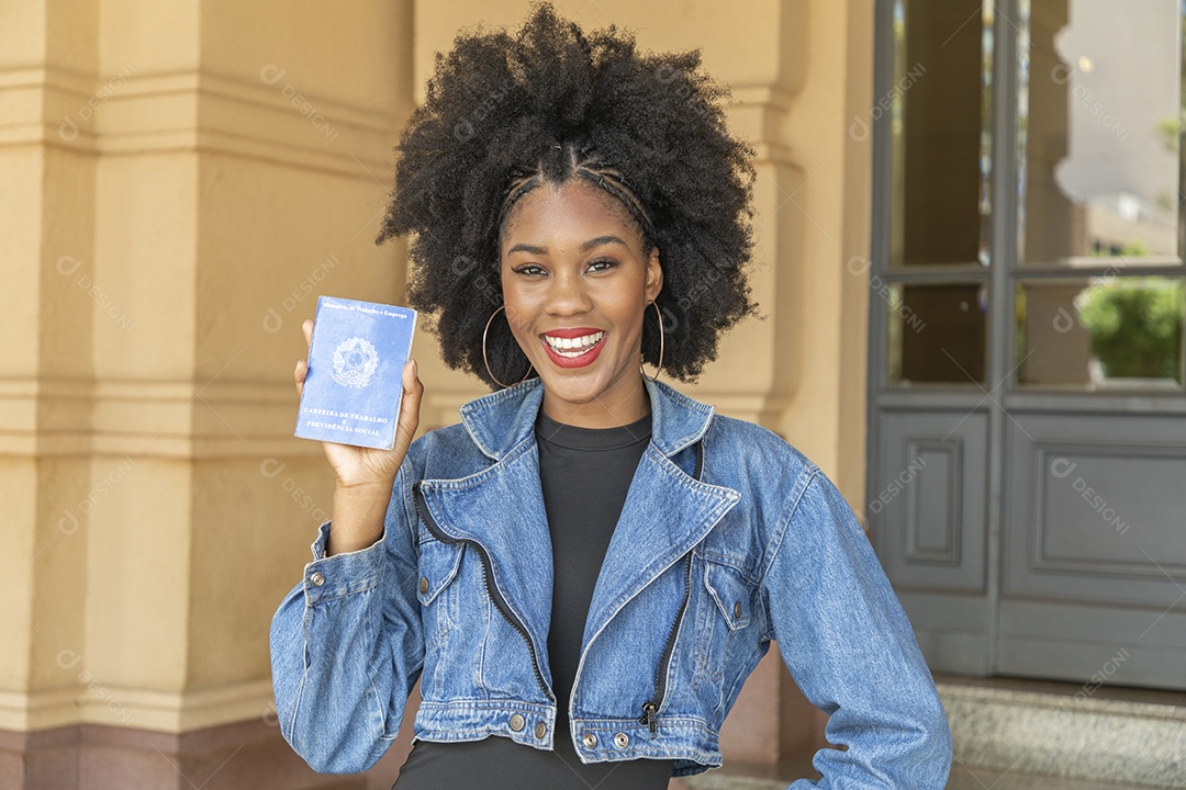 Linda mulher jovem segurando carteira de trabalho
