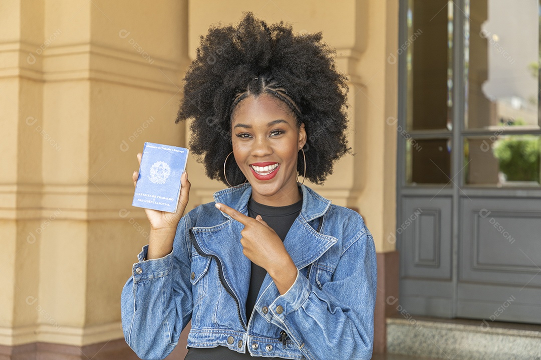 Linda mulher jovem segurando carteira de trabalho