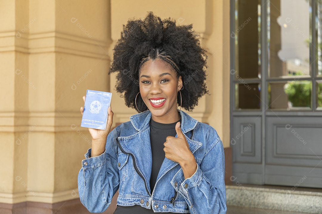Linda mulher jovem segurando carteira de trabalho