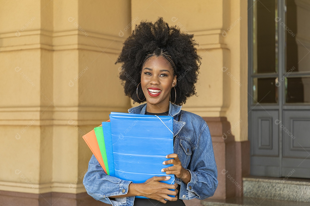 Linda mulher jovem estudante segurando materiais escolar