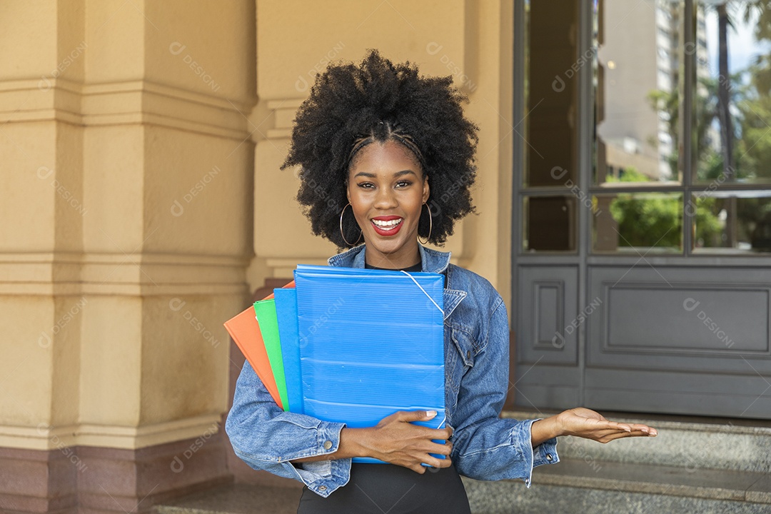 Linda mulher jovem estudante segurando materiais escolar