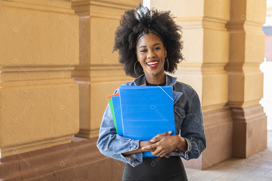Linda mulher jovem estudante segurando materiais escolar