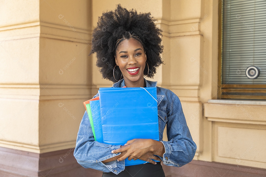 Linda mulher jovem estudante segurando materiais escolar