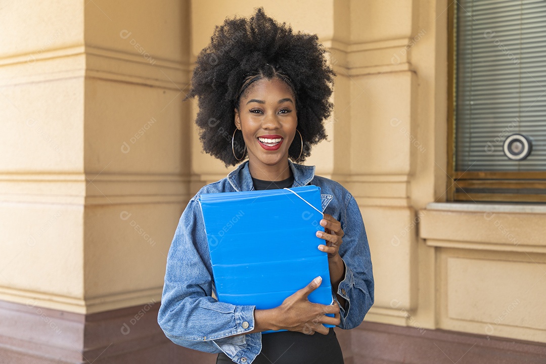 Linda mulher jovem estudante segurando materiais escolar