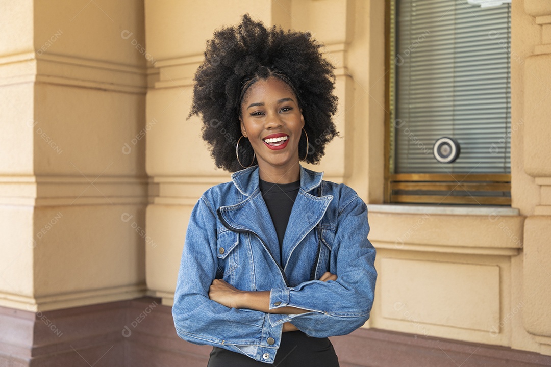 Linda mulher jovem cabelo cacheado braços cruzados