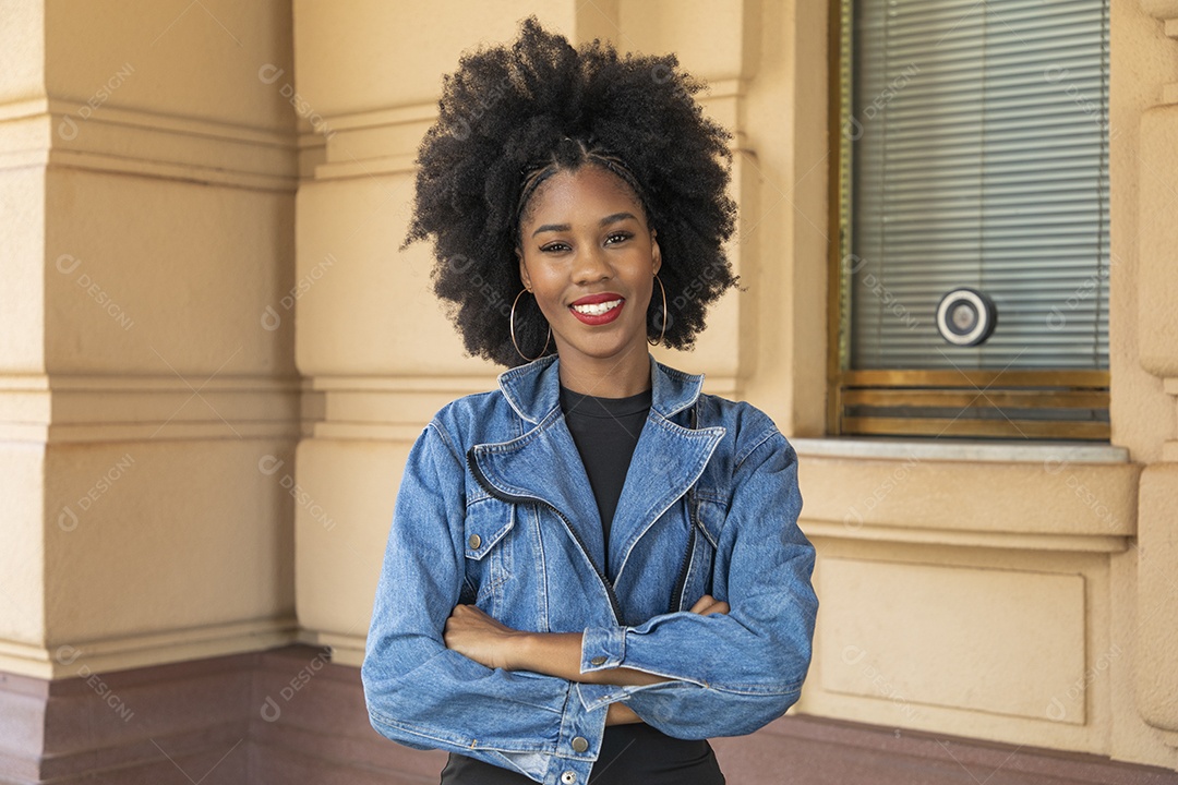 Linda mulher jovem cabelo cacheado braços cruzados
