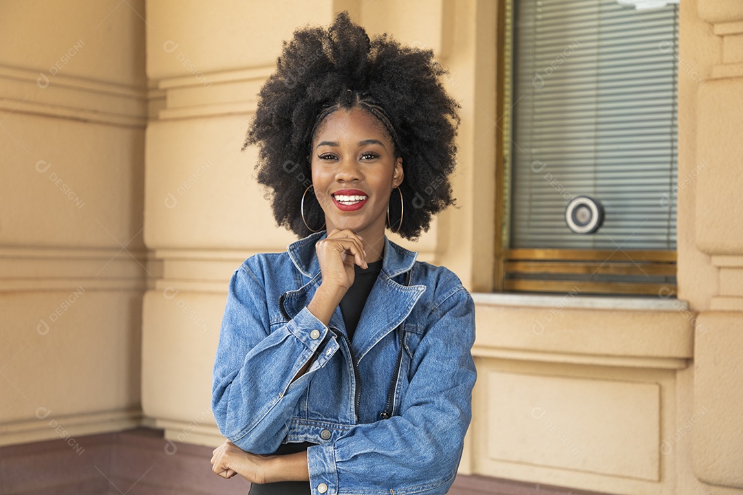 Linda mulher jovem cabelo cacheado braços cruzados