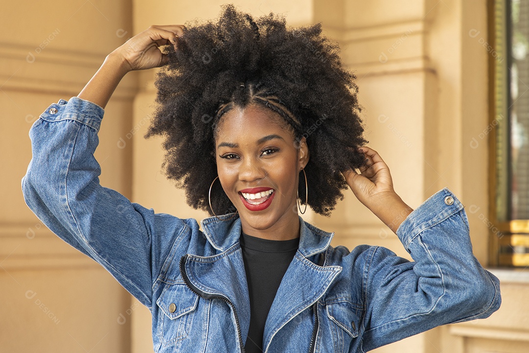 Linda mulher jovem cabelo cacheado afro sobre fundo edifício