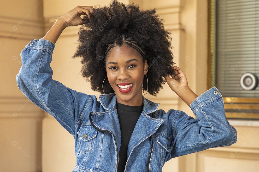 Linda mulher jovem morena cabelo cacheado afro sobre fundo edifício
