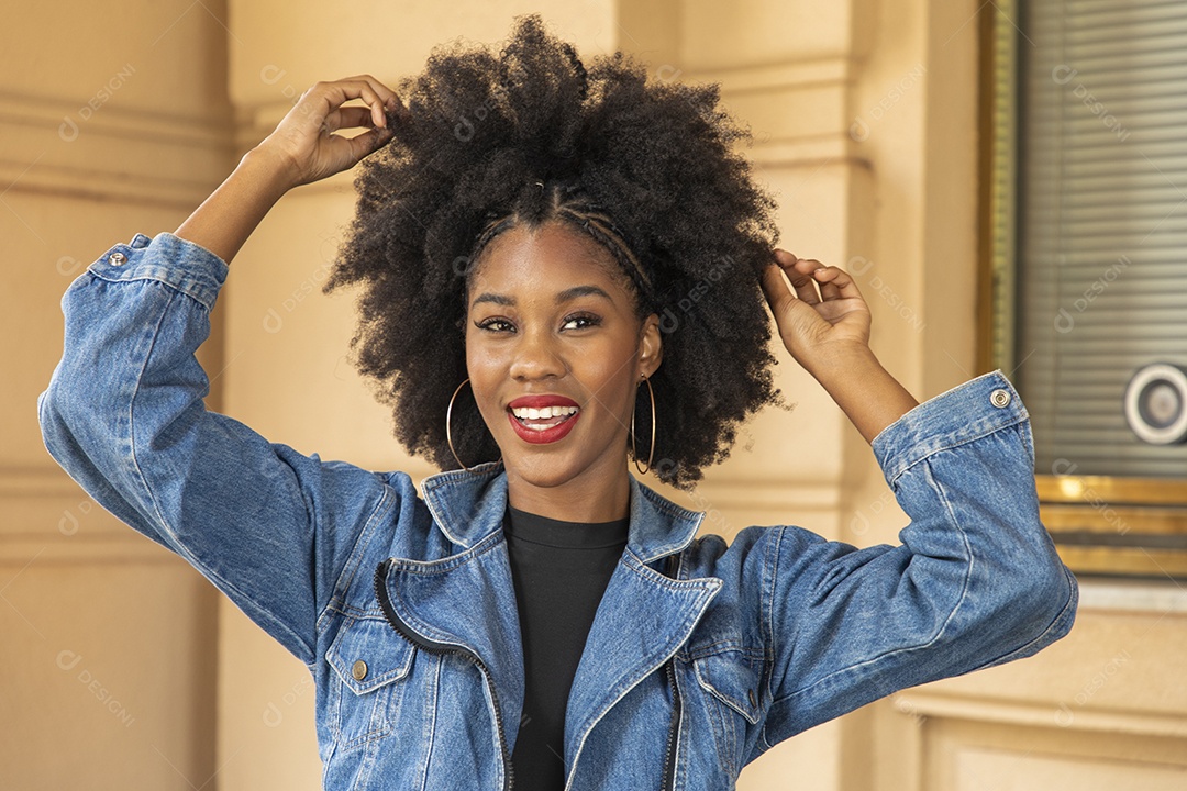 Linda mulher jovem morena cabelo cacheado afro sobre fundo edifício