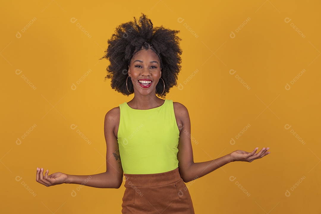 Linda mulher jovem negra cabelo afro cacheado pousando para fotografias