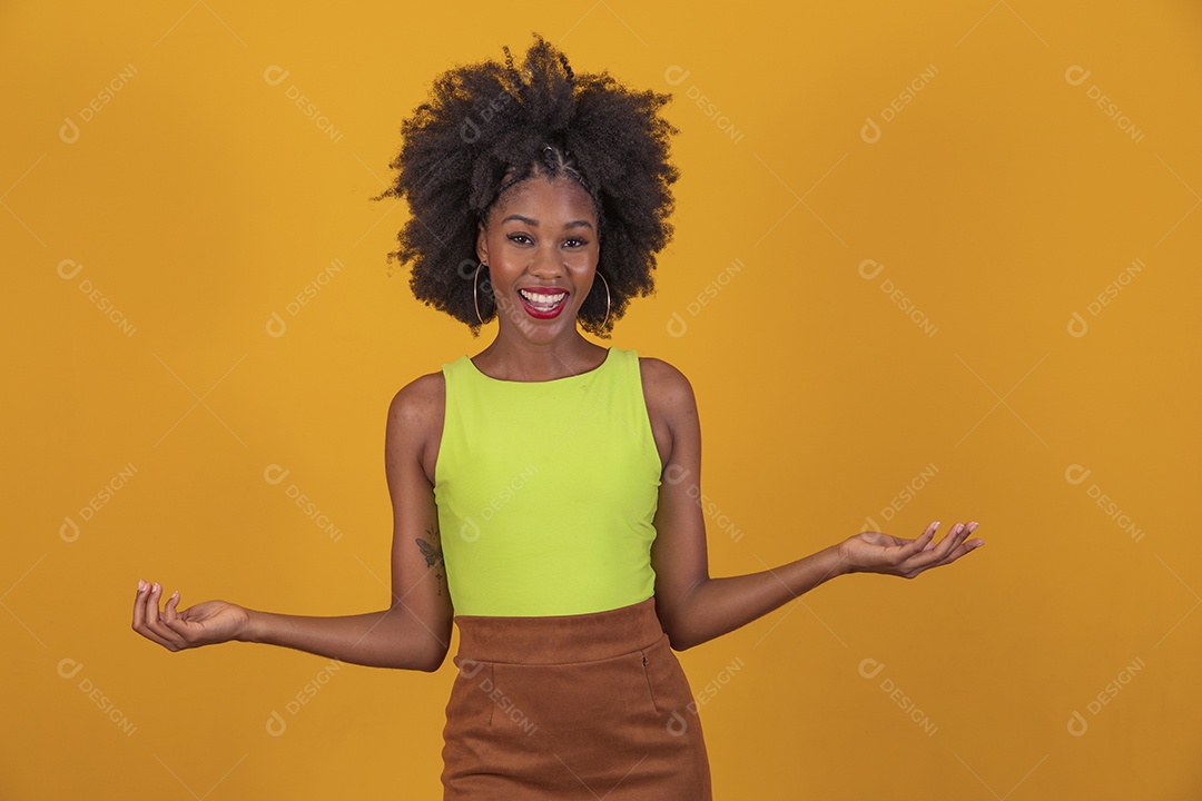 Linda mulher jovem negra cabelo afro cacheado pousando para fotografias