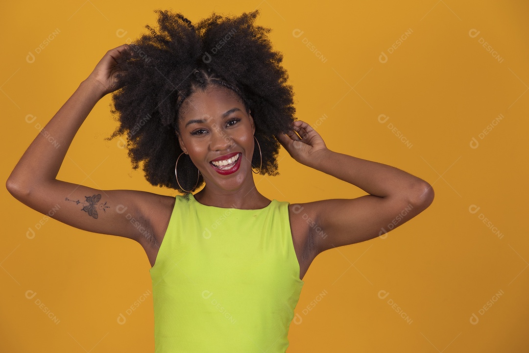 Linda mulher jovem negra cabelo afro cacheado pousando para fotografias