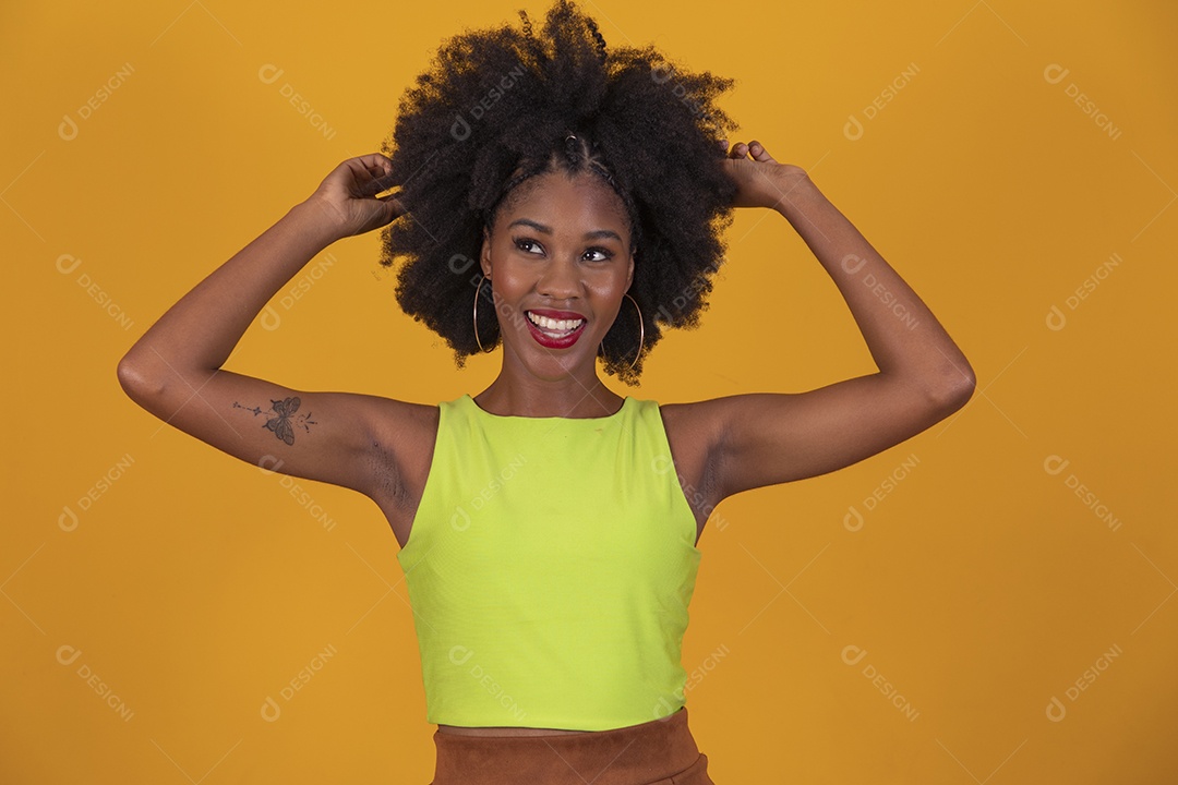 Linda mulher jovem negra cabelo afro cacheado pousando para fotografias