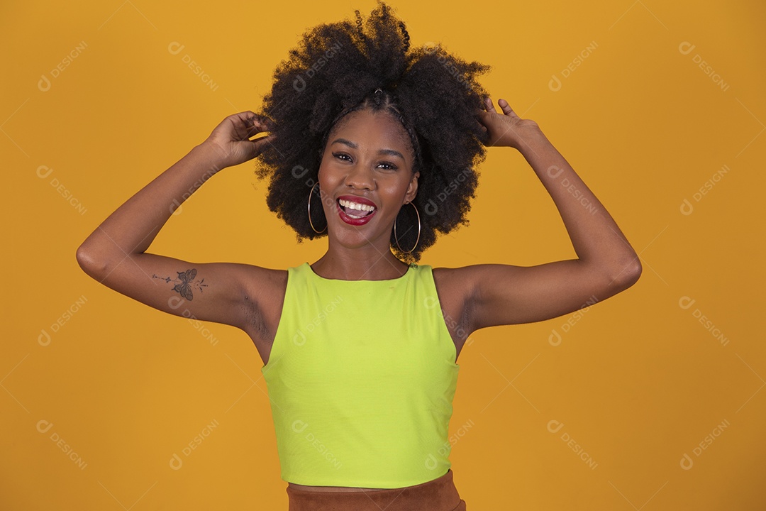 Linda mulher jovem negra cabelo afro cacheado pousando para fotografias