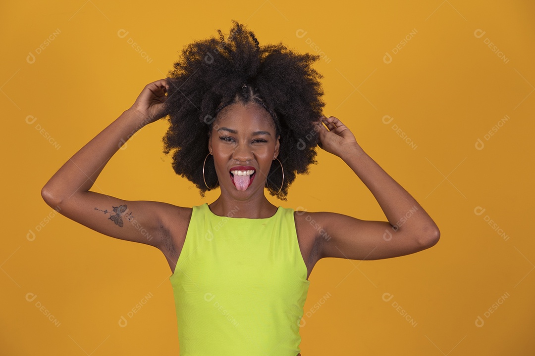 Linda mulher jovem negra cabelo afro cacheado pousando para fotografias