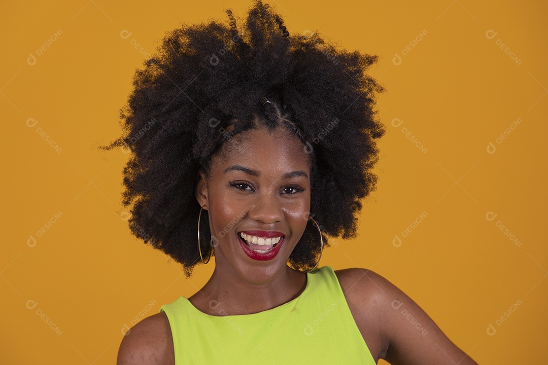 Linda mulher jovem negra cabelo afro cacheado pousando para fotografias