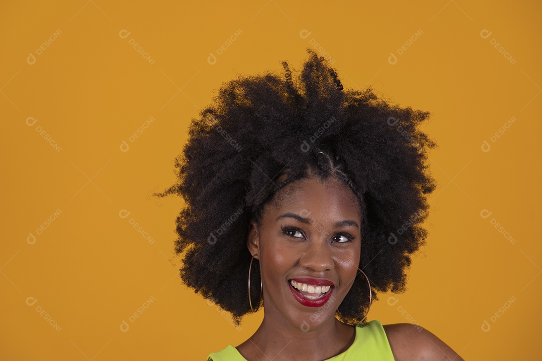 Linda mulher jovem negra cabelo afro cacheado pousando para fotografias