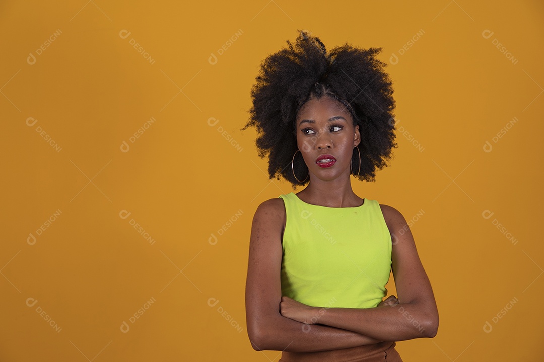 Linda mulher jovem negra cabelo afro cacheado pousando para fotografias