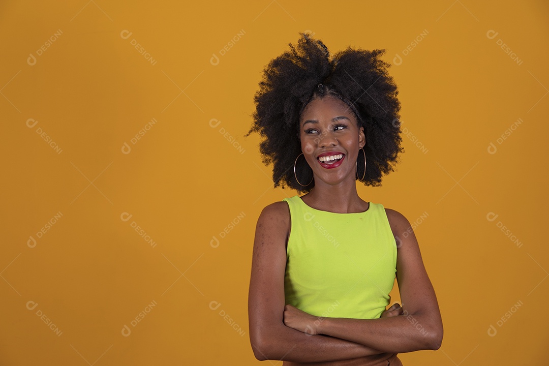 Linda mulher jovem negra cabelo afro cacheado pousando para fotografias