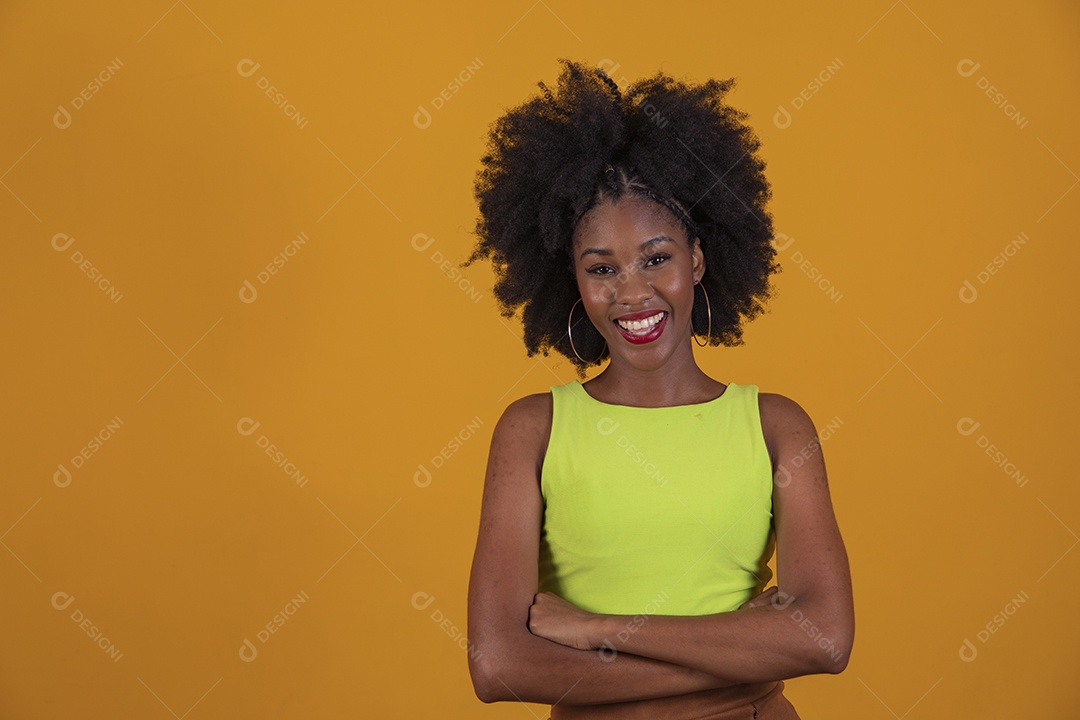 Linda mulher jovem negra cabelo afro cacheado pousando para fotografias