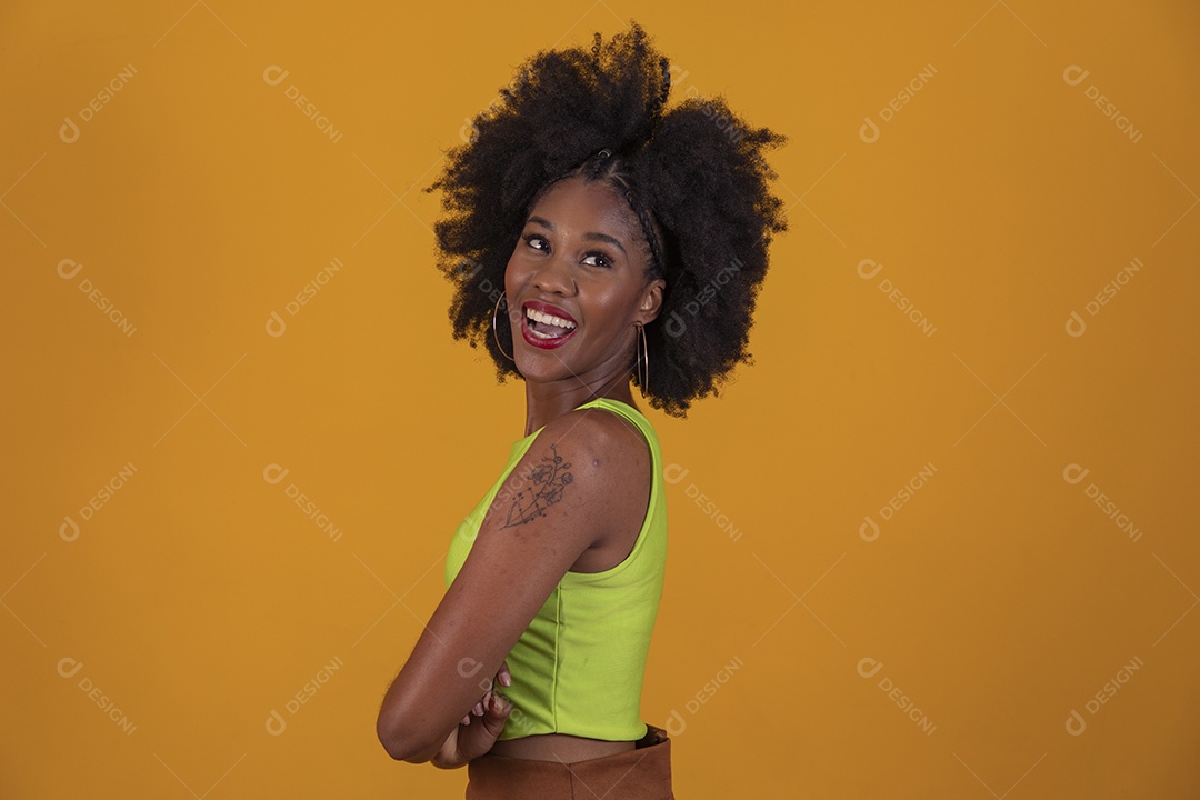 Linda mulher jovem negra cabelo afro cacheado pousando para fotografias