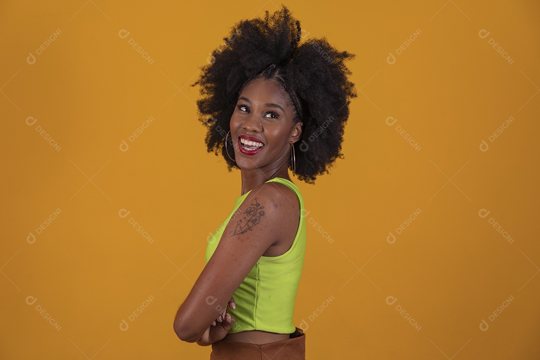 Linda mulher jovem negra cabelo afro cacheado pousando para fotografias