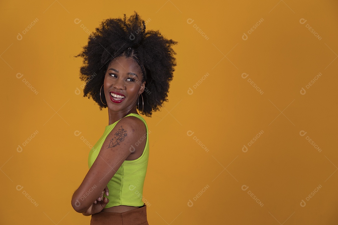 Linda mulher jovem negra cabelo afro cacheado pousando para fotografias