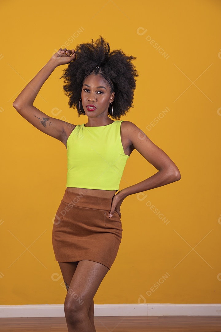 Linda mulher jovem negra cabelo afro cacheado pousando para fotografias