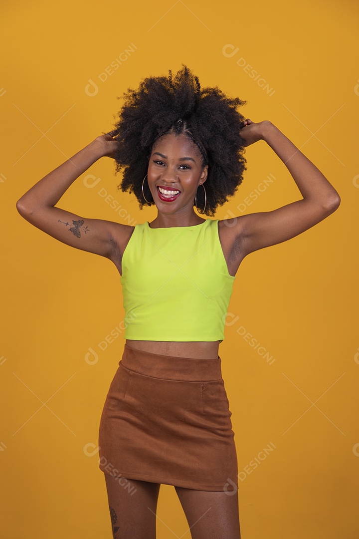 Linda mulher jovem negra cabelo afro cacheado pousando para fotografias