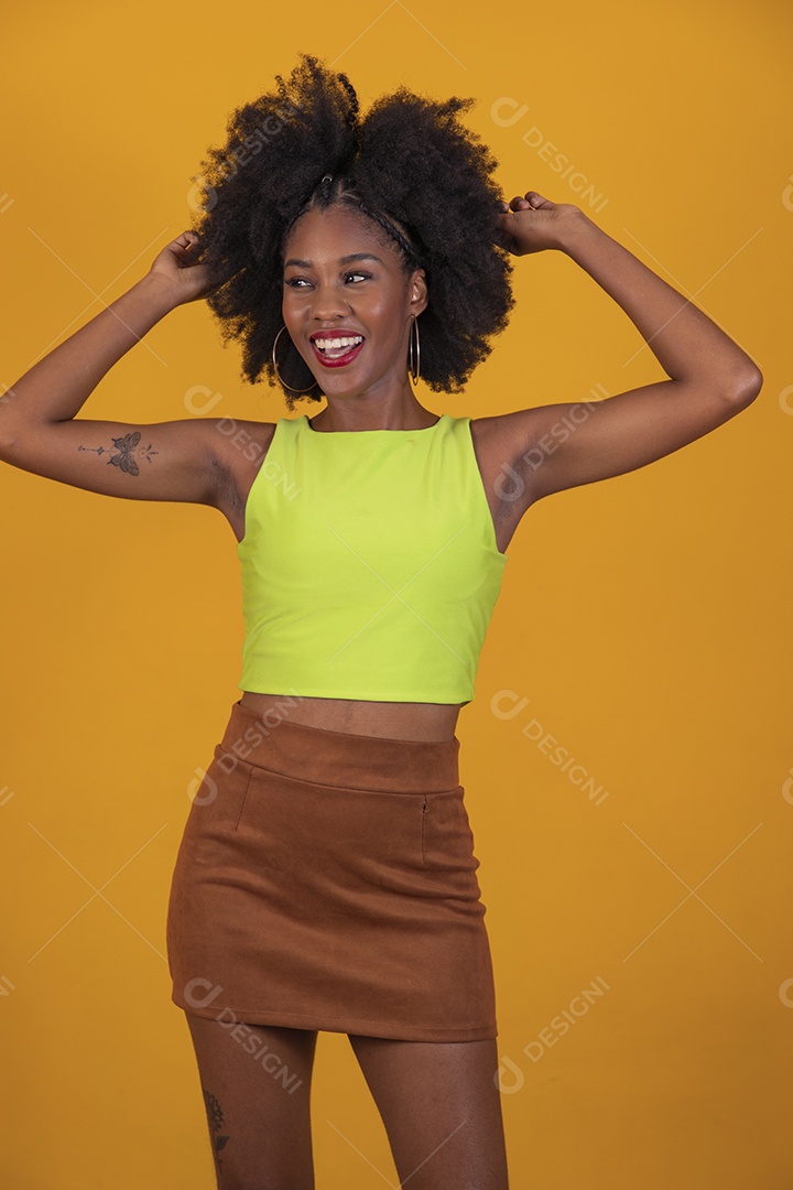 Linda mulher jovem negra cabelo afro cacheado pousando para fotografias